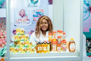 Mme CISHUGI de l'entreprise Berakah Business avec ses produits de marque La Saveur