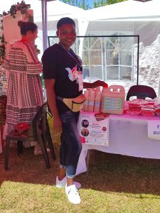 Mme MUKENDI de Falka Biz Services : vente de Kikanda & Munkoyo